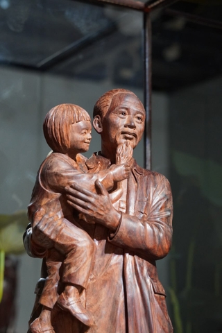 Tượng Bác Hồ & Thiếu Nhi
