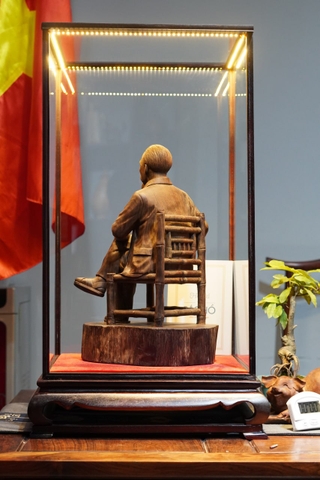 Tượng Bác Hồ ngồi ghế tre