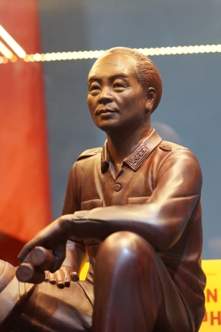 Tượng Đại Tướng Võ Nguyên Giáp