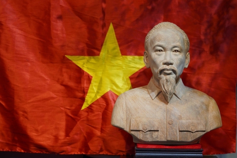 Tượng Bác Hồ bán thân - Truyền thần