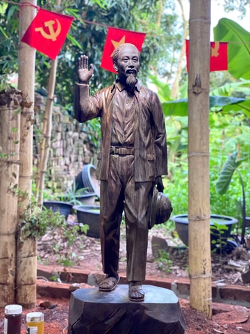 Tượng Bác Hồ vẫy tay chào đồng bào