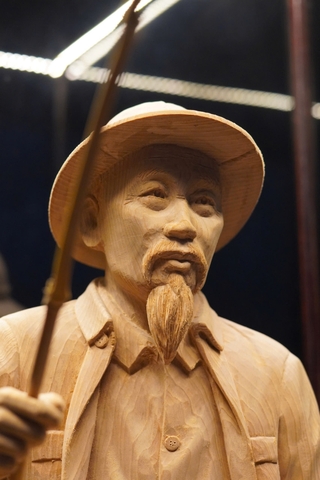 Tượng Bác Hồ ngồi câu cá