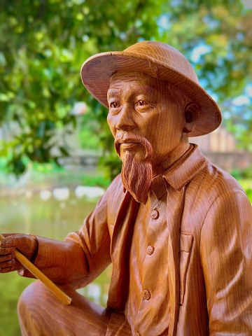Tượng Bác Hồ ngồi câu cá