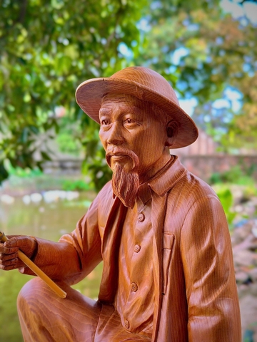 Tượng Bác Hồ ngồi câu cá