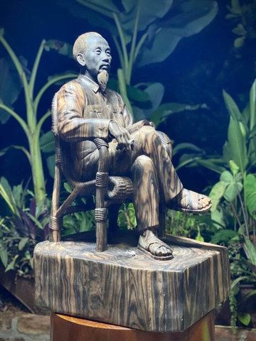 Tượng Bác Hồ ngồi ghế mây