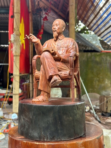 Tượng Bác Hồ ngồi ghế mây gỗ trắc