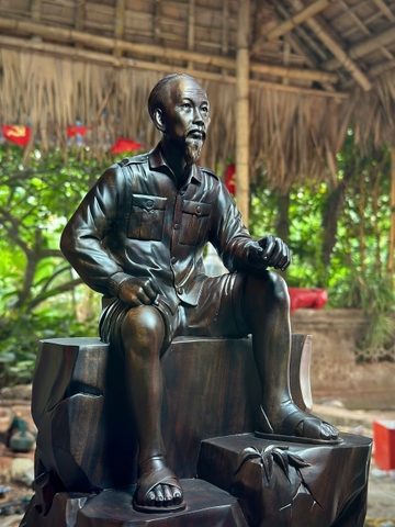 Tượng Bác Hồ tại mặt trận Đông Khê năm 1950