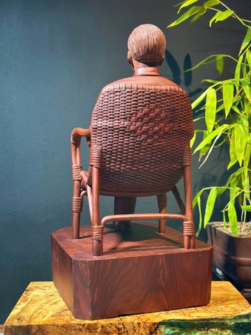 Tượng Bác Hồ ngồi ghế mây