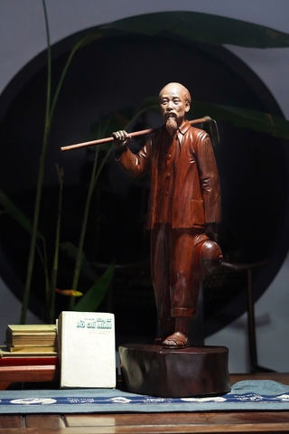 Tượng Bác Hồ Làm Vườn