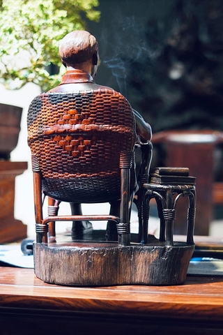 BÁC HỒ NGỒI GHẾ MÂY