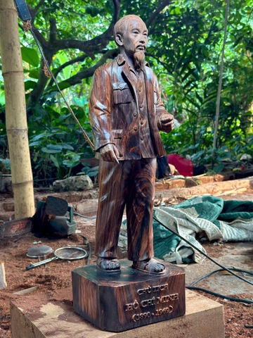 Tượng Bác Hồ Về Thăm Quê
