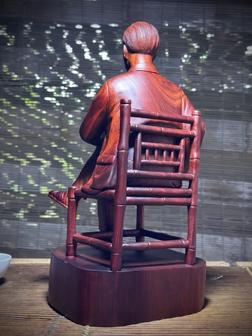 Tượng Bác Hồ ngồi ghế tre