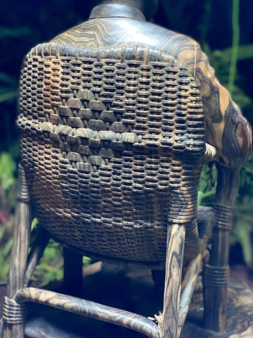 Tượng Bác Hồ ngồi ghế mây