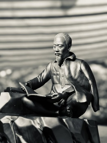 Tượng Bác Hồ ngồi đọc sách