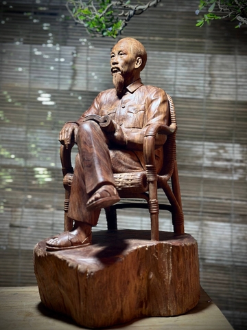 Tượng Bác Hồ ngồi ghế mây