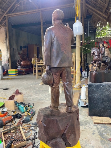 Tượng Bác Hồ vẫy tay chào đồng bào