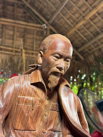 Tượng Bác Hồ ngồi đọc sách – Tượng để bàn làm việc
