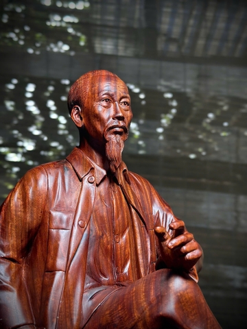 Tượng Bác Hồ ngồi ghế tre