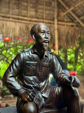 Tượng Bác Hồ tại mặt trận Đông Khê năm 1950