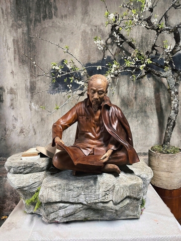 Tượng Bác Hồ ngồi đọc sách ở Pác-Bó