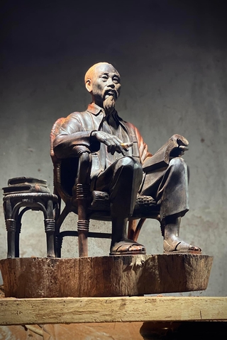 BÁC HỒ NGỒI GHẾ MÂY