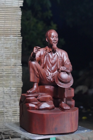 Tượng Bác Hồ ngồi phiến đá