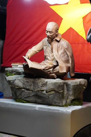 Bác Hồ ngồi đọc sách trong hang Pác Bó ( Đặc Biệt)