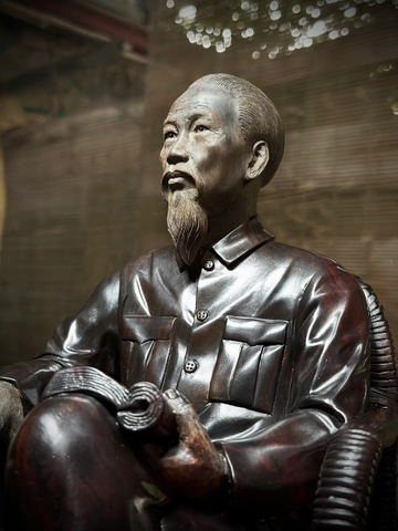 Tượng Bác Hồ ngồi ghế mây