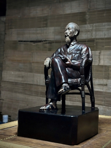 Tượng Bác Hồ ngồi ghế mây