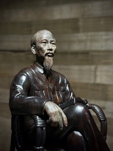 Tượng Bác Hồ ngồi ghế mây