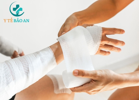 Rửa vết thương, thay băng, cắt chỉ tại nhà