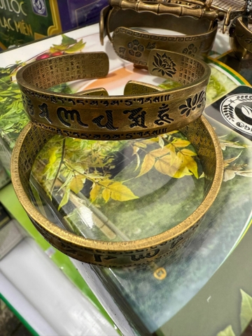 Vòng đồng vàng khắc chữ OhMani padme  Hum