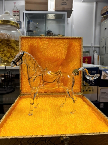 Chai thủy tinh 1 lít con ngựa có vali