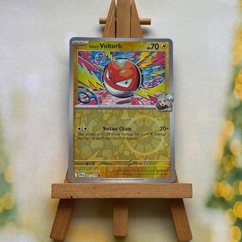 Thẻ hình Pokemon Iono's Voltorb 047/159 - Lá bài lẻ Journey Together Common Reverse Holo tiếng Anh chính hãng