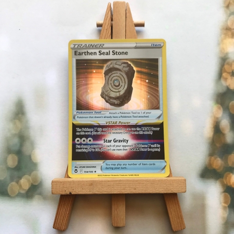 Thẻ hình Pokemon Earthen Seal Stone 154/195 - Lá bài lẻ Silver Tempest Holo Rare tiếng Anh chính hãng