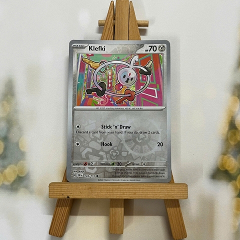 Thẻ hình Pokemon Klefki 128/191 - Lá bài lẻ Surging Sparks Common Reverse Holo tiếng Anh chính hãng