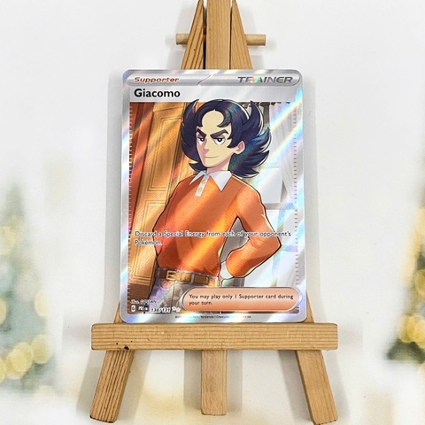 Thẻ hình Pokemon Giacomo 138/131 - Lá bài lẻ Prismatic Evolutions Full Art Secret Rare tiếng Anh chính hãng