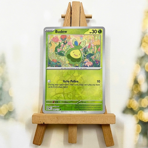 Thẻ hình Pokemon Budew 004/131 - Lá bài lẻ Prismatic Evolutions Common Reverse Holo tiếng Anh chính hãng