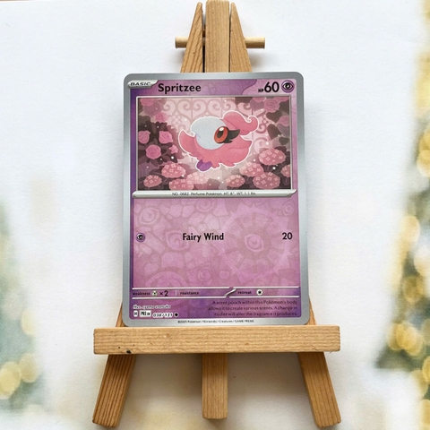Thẻ hình Pokemon Spritzee 038/131 - Lá bài lẻ Prismatic Evolutions Common Reverse Holo tiếng Anh chính hãng