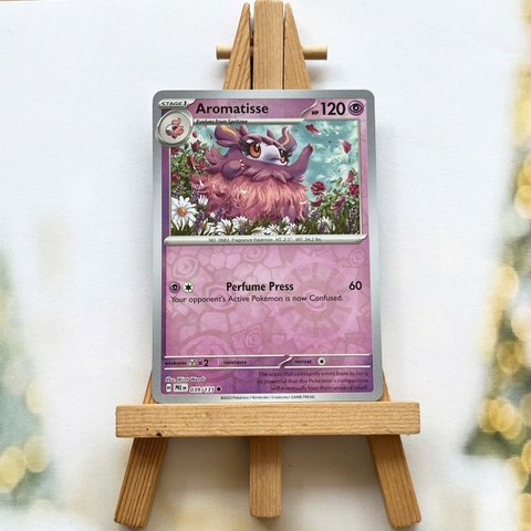 Thẻ hình Pokemon Aromatisse 039/131 - Lá bài lẻ Prismatic Evolutions Common Reverse Holo tiếng Anh chính hãng