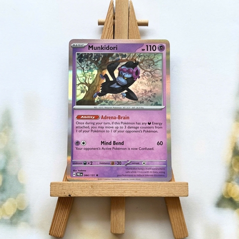Thẻ hình Pokemon Munkidori 044/131 - Lá bài lẻ Prismatic Evolutions Rare Reverse Holo tiếng Anh chính hãng