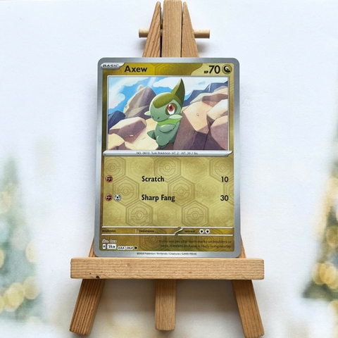 Thẻ hình Pokemon Axew 044/064 - Lá bài Scarlet & Violet Shrouded Fable Common Reverse Holo tiếng Anh chính hãng