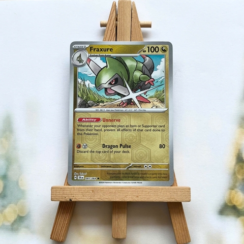 Thẻ hình Pokemon Fraxure 045/064 - Lá bài Scarlet & Violet Shrouded Fable Common Reverse Holo tiếng Anh chính hãng