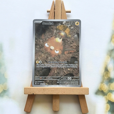 Thẻ hình Pokemon Stunfisk 202/191 - Lá bài lẻ Surging Sparks Illustration Rare tiếng Anh chính hãng
