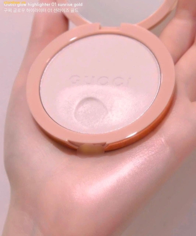 Phấn Highlight Gucci 𝐆𝐥𝐨𝐰 𝐏𝐨𝐰𝐝𝐞𝐫 𝐆𝐞𝐥 𝐇𝐢𝐠𝐡𝐥𝐢𝐠𝐡𝐭𝐞𝐫 01 Sunrise Gold - Soft Champagne