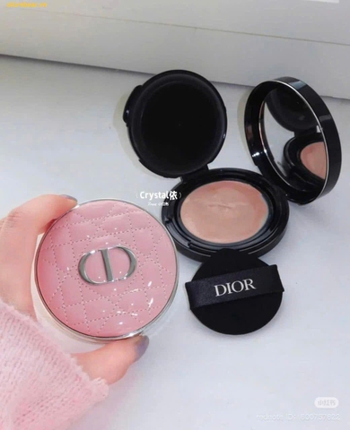 Phấn Nước Cushion DIOR 𝐂𝐚𝐬𝐞 + lõi 𝐂𝐮𝐬𝐡𝐢𝐨𝐧 𝐃𝐢𝐨𝐫 Hồng 𝐁𝐚̉𝐧 𝐋𝐢𝐦𝐢𝐭𝐞𝐝 2025