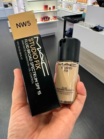 Kem nền MAC Studio Radiance Serum-Powered NW5 tone trắng tự nhiên
