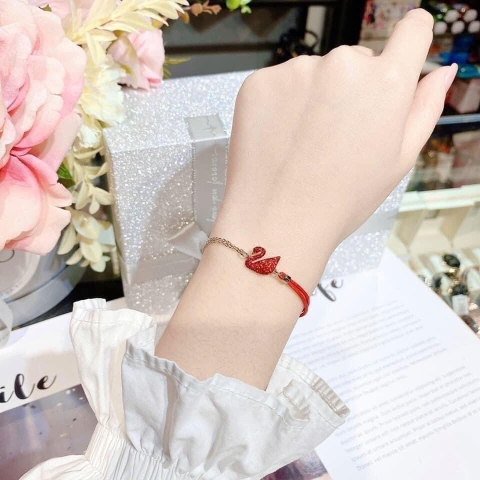SWAROVSKI Iconic Swan bracelet (Swan, Red, Gold-tone plated) - Vòng/lắc tay thiên nga đỏ - SWAROVSKI - JEWELRY