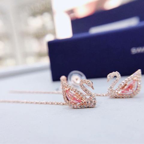 SWAROVSKI Dazzling Swan drop earrings (Pink, Rose gold-tone plated) - Khuyên tai thiên nga pha lê hồng - JEWELRY