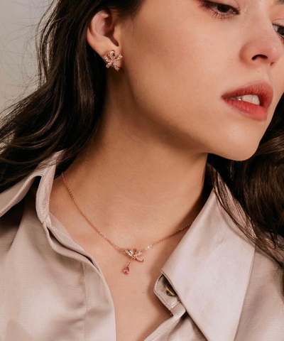 SWAROVSKI Volta Y pendant (Bow, Pink, Rose gold-tone plated) - Dây cổ, dây chuyền hoạ tiết nơ dài - JEWELRY NECKLACE